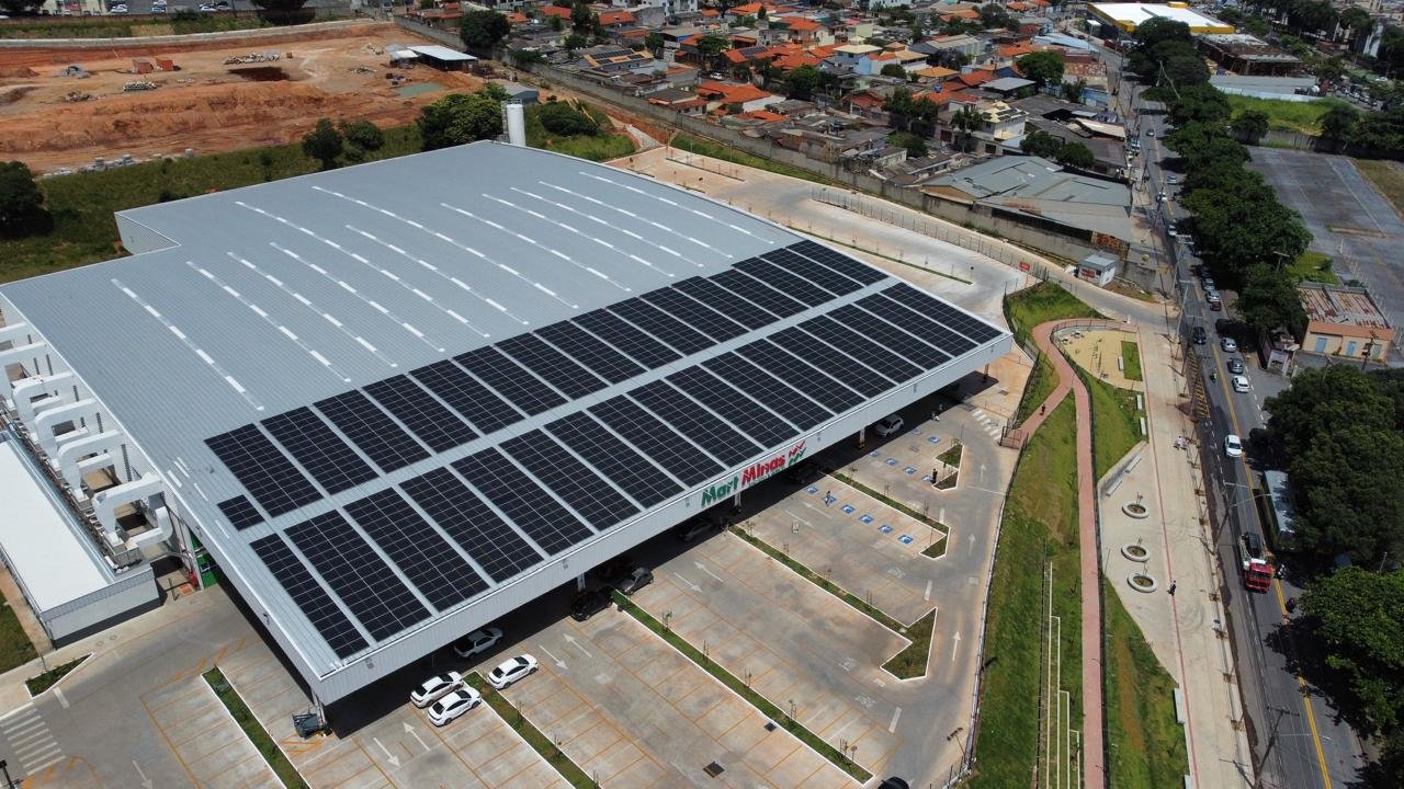 Vista aérea da instalação fotovoltaica na cobertura do Mart Minas