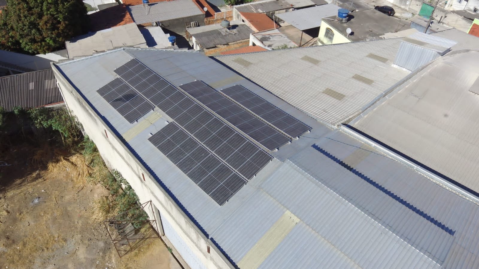 Vista aérea da instalação fotovoltaica na cobertura da Proterlink