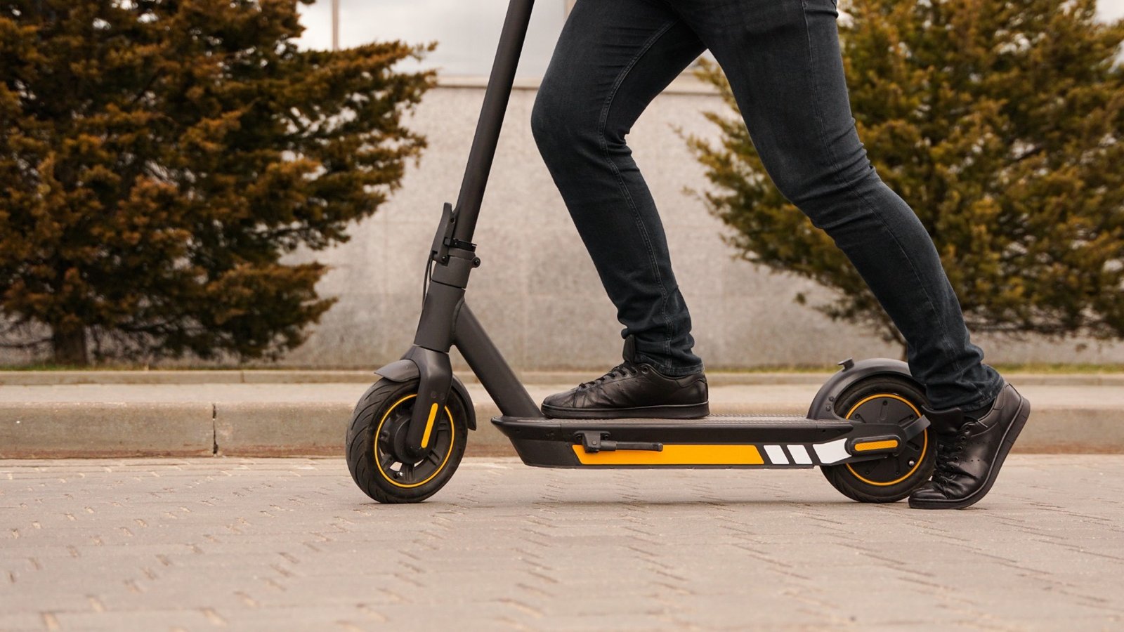 Pessoa em um patinete elétrico em uma via urbana