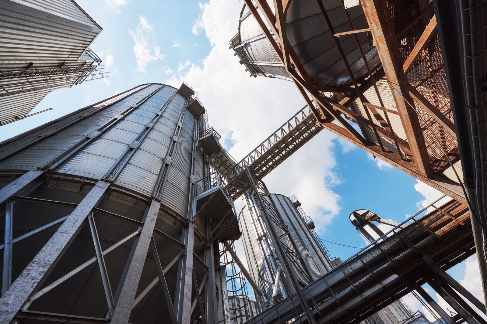 Estruturas e silos de uma instalação industrial